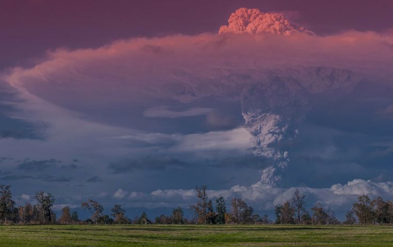 Illustration for article titled Las asombrosas fotos de una erupción volcánica con relámpagos en Chile
